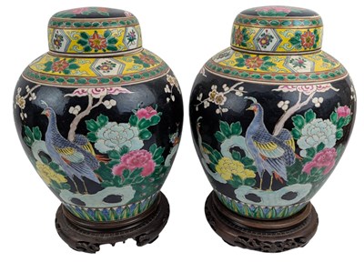 Lot 156 - PAIR OF 19TH CENTURY JAPANESE MEIJI KUTANI FAMILLE NOIRE LIDDED JARS 19世纪日本明治九谷烧盖罐一对