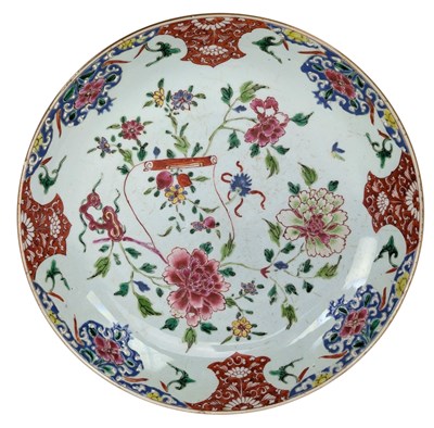 Lot 63 - 18TH CENTURY CHINESE QING DYNASTY FAMILLE ROSE CHARGER 清 粉彩花卉盘