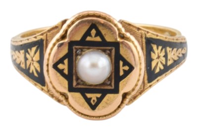 Lot 180 - HALLMARKED 15CT GOLD PEARL & ENAMEL MOURNING RING.