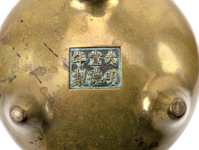 Lot 50 - A CHINESE XUANDE MARK BRONZE TRIPOD INCENSE BURNER CENSER 清 宣德款铜双耳`香炉