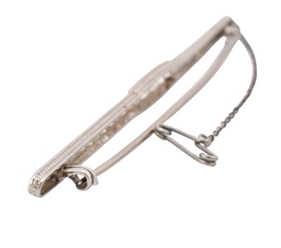 Lot 31 - ART DECO EARLY 20TH CENTURY PLATINUM & DIAMOND BROOCH PIN