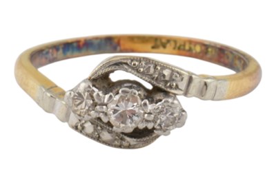 Lot 217 - 18CT GOLD PLATINUM & DIAMOND RING