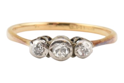 Lot 515 - GOLD & DIAMOND THREE STONE RING
