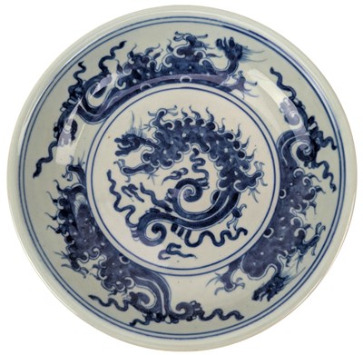 Lot 1 - CHINESE QING DYNASTY BLUE & WHITE 'DRAGON' PLATE 清 青花夔龙纹盘