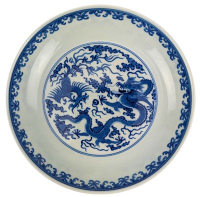 Lot 124 - 20TH CENTURY CHINESE BLUE & WHITE 'DRAGON & PHOENIX' CHARGER PLATE 20世纪青花龙凤纹盘