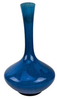Lot 102 - EARLY 20TH CENTURY JAPANESE AWAJI POTTERY BOTTLE VASE日本 蓝釉长颈瓶