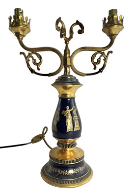 Lot 526 - ITALIAN EARLY 20TH CENTURY FLORENTINE CERAMIC & ORMOLU TABLE LAMP