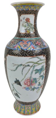 Lot 193 - 19TH CENTURY CHINESE FAMILLE ROSE PORCELAIN VASE 19世纪粉彩花鸟纹瓶