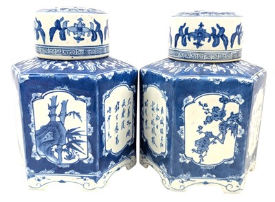 Lot 112 - PAIR OF 20TH CENTURY CHINESE BLUE & WHITE PORCELAIN CADDY WITH LID 青花花绘盖罐一对