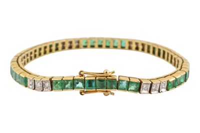 Lot 11 - KOJIS - 18CT GOLD EMERALD & DIAMOND TENNIS BACELET