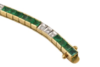 Lot 11 - KOJIS - 18CT GOLD EMERALD & DIAMOND TENNIS BACELET
