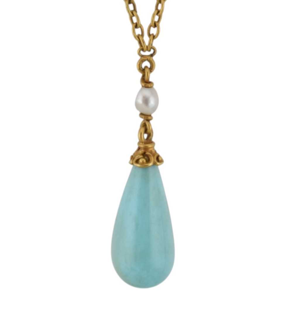 Lot 20 - AN EARLY 20TH CENTURY GOLD TURQUOISE & PEARL PENDANT NECKLACE