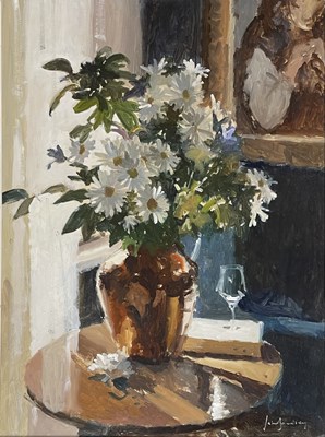 Lot 25 - JOHN YARDLEY (B. 1933) - DAISIES AND COPPER - OIL ON BOARD