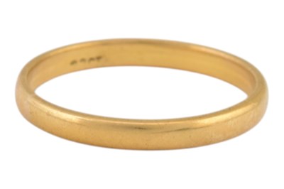 Lot 152 - YELLOW METAL BAND RING