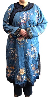 Lot 186 - 20TH CENTURY CHINESE LADIES' BLUE SILK ROBE 20世纪 蓝底绣花袍