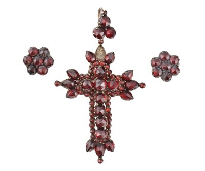 Lot 186 - BOHEMIAN GARNET CROSS PENDANT NECKLACE & EARRINGS