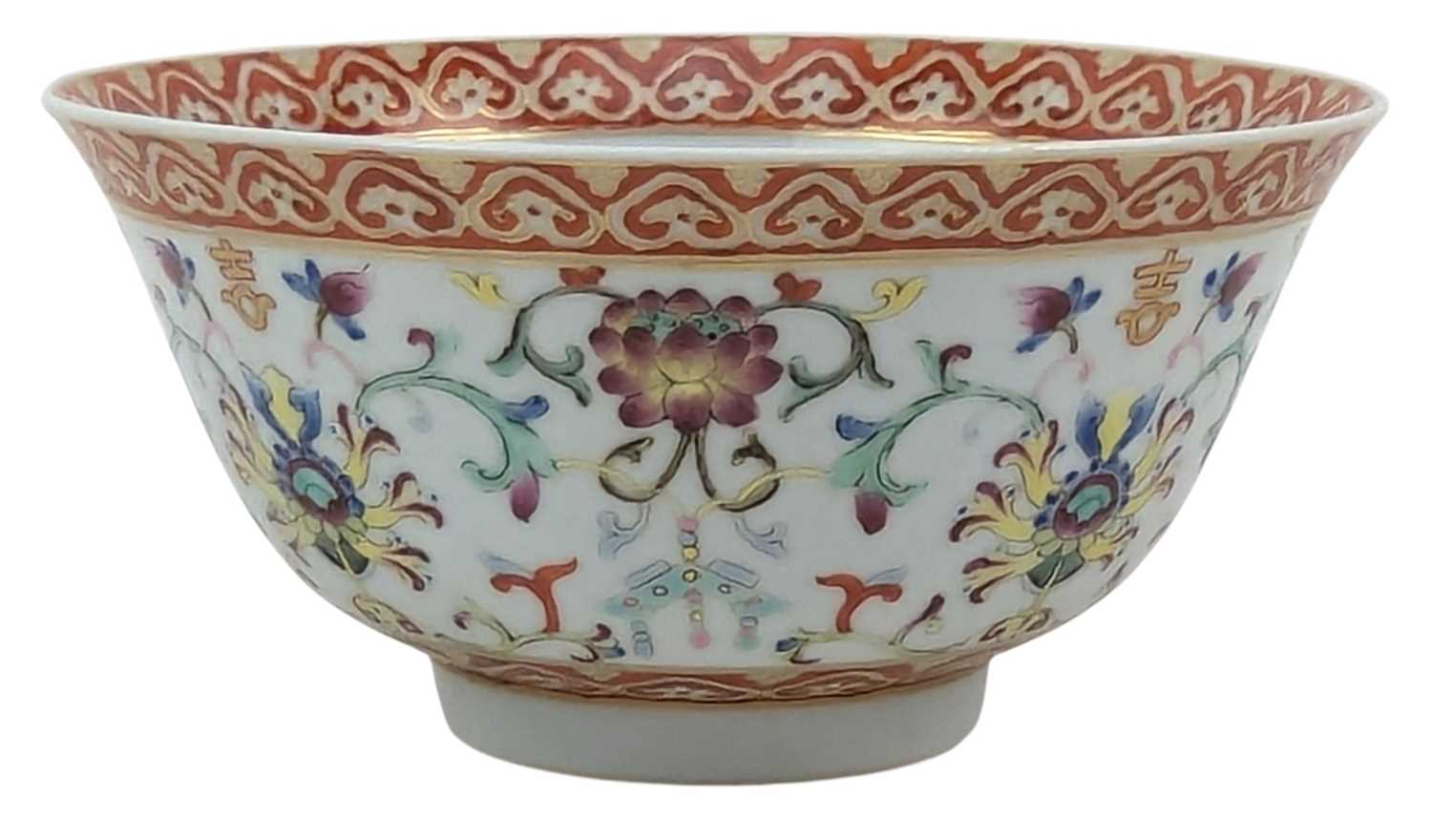 Lot 10 - QING DYNASTY SHENDETANG IRON RED & FAMILLE ROSE BOWL 清 粉彩花卉紋碗礬紅「慎德堂製」