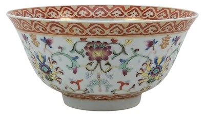 Lot 10 - QING DYNASTY SHENDETANG IRON RED & FAMILLE ROSE BOWL 清 粉彩花卉紋碗礬紅「慎德堂製」