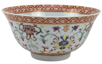 Lot 10 - QING DYNASTY SHENDETANG IRON RED & FAMILLE ROSE BOWL 清 粉彩花卉紋碗礬紅「慎德堂製」