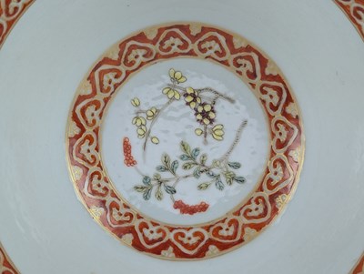 Lot 10 - QING DYNASTY SHENDETANG IRON RED & FAMILLE ROSE BOWL 清 粉彩花卉紋碗礬紅「慎德堂製」