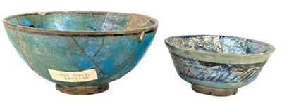 Lot 74 - TWO 17TH CENTURY OR EARLIER PERSIAN TURQUOISE GLAZED POTTERY BOWLS 17世纪波斯孔雀石釉盌两件