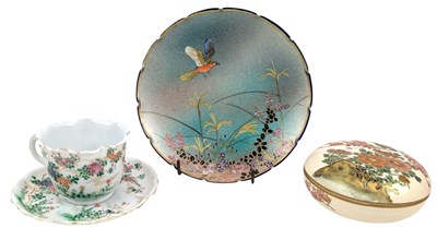 Lot 94 - EARLY 20TH CENTURY JAPANESE SATSUMA POTTERY LIDDED BOX & A PLATE 20世纪日本萨摩陶瓷三件