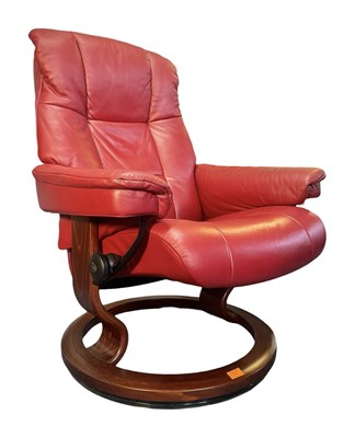 Lot 267 - EKORNES - STRESSLESS - RETRO 20TH CENTURY RECLINING SWIVEL EASY LOUNGE ARMCHAIR