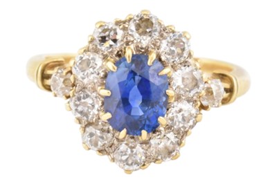 Lot 36 - HALLMARKED 18CT GOLD & SAPPHIRE CLUSTER RING