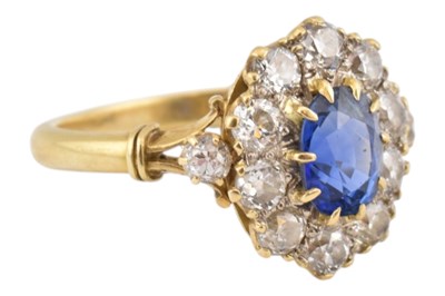 Lot 36 - HALLMARKED 18CT GOLD & SAPPHIRE CLUSTER RING