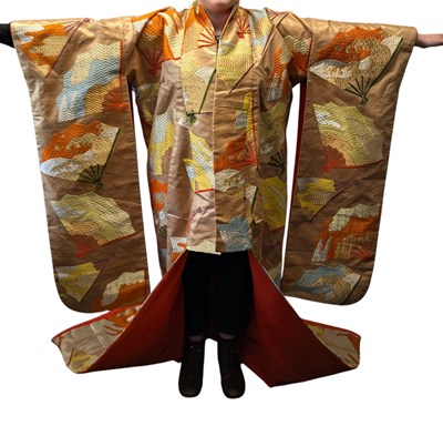 Lot 131 - 20TH CENTURY VINTAGE JAPANESE EMBROIDERED WEDDING KIMONO 20世纪日本婚礼和服