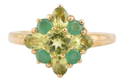 Lot 171 - HALLMARKED 9CT GOLD EMERALD & PERIDOT CLUSTER RING