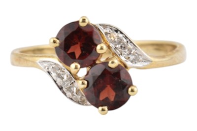 Lot 419 - HALLMARKED 9CT GOLD, GARNET & DIAMOND CLUSTER RING