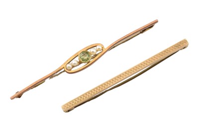 Lot 408 - EDWARDIAN EARLY 20TH CENTURY PERIDOT & PEARL BROOCH PIN