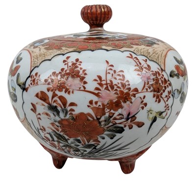 Lot 157 - EARLY 20TH MEIJI PERIOD JAPANESE KUTANI LIDDED BOWL 19世纪明治九谷烧三足炉