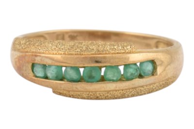 Lot 456 - HALLMARKED 9CT GOLD & EMERALD BAND RING