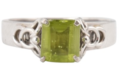 Lot 220 - 18CT WHITE GOLD & PERIDOT RING