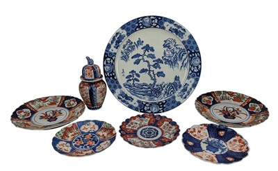 Lot 147 - COLLECTION OF 19TH CENTURY JAPANESE IMARI PORCELAIN ITEMS INCLUDING A LIDDED JAR