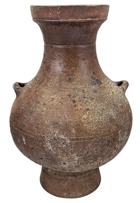 Lot 89 - CHINESE WESTERN HAN YUEYAO GREEN-GLAZED STONEWARE VASE /URN 西汉越窑双耳壶
