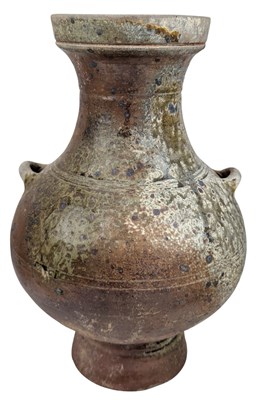Lot 89 - CHINESE WESTERN HAN YUEYAO GREEN-GLAZED STONEWARE VASE /URN 西汉越窑双耳壶