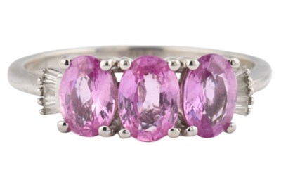 Lot 179 - HALLMARKED 950 PLATINUM PINK SAPPHIRE & DIAMOND THREE STONE RING
