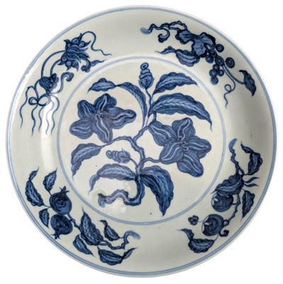 Lot 35 - CHINESE BLUE & WHITE 'GARDENIA PORCELAIN DISH 宣德`款` 青花橘子花纹盘