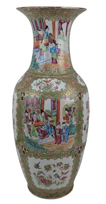 Lot 134 - LARGE 19TH CENTURY CHINESE EXPORT CANTON FAMILLE ROSE VASE 清中期 广彩人物花鸟瓶