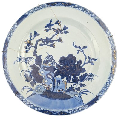 Lot 57 - 18TH CENTURY CHINESE QING DYNASTY BLUE & WHITE CHARGER 18世纪出口青花盘
