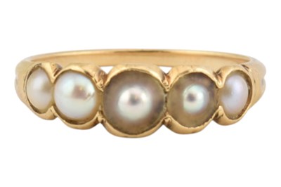 Lot 33 - GOLD & PEARL FIVE STONE RING