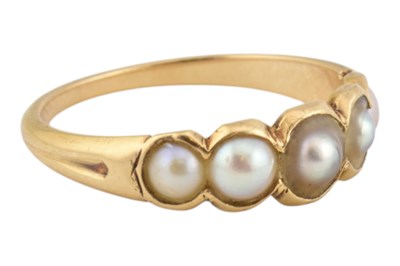 Lot 33 - GOLD & PEARL FIVE STONE RING