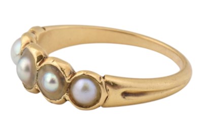Lot 33 - GOLD & PEARL FIVE STONE RING