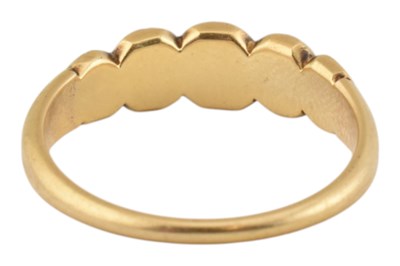 Lot 33 - GOLD & PEARL FIVE STONE RING