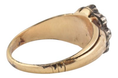 Lot 23 - 19TH CENTURY GOLD & DIAMOND CLUSTER RING