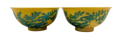 Lot 18 - PAIR OF CHINESE YELLOW GROUND GREEN ENAMEL BOWLS 黄底素三彩寿桃纹盌一对
