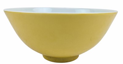 Lot 86 - A CHINESE LEMON YELLOW-GLAZED BOWL 清 柠檬黄釉盌
